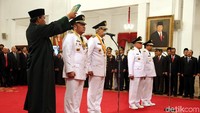 Gubernur Sumsel Herman Deru dan wakilnya Mawardi Yahya, serta Gubernur Kaltim Isran Noor dan wakilnya Hadi Mulyadi mengucapkan sumpah jabatan.
