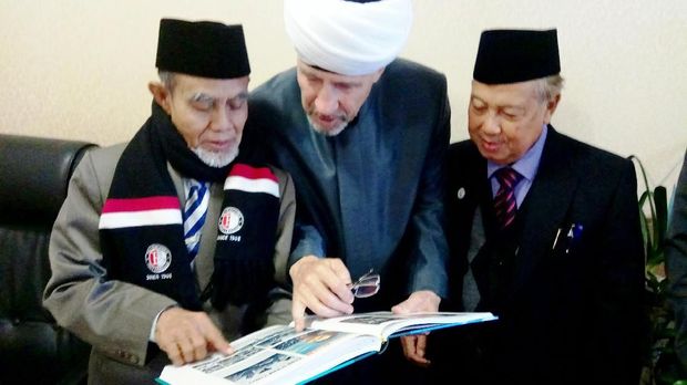 Wakil Ketua Dewan Mufti Rusia, Damir Hazrat Gizatullin menunjukkan foto kunjungan Presiden Sukarno ke Masjid Agung Moskow tahun 1956 dalam buku sejarah Masjid Agung Moskow kepada Pimpinan UNIDA.