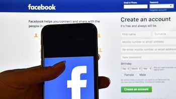 Facebook masih jadi juara platform medsos yang dipakai sejuta umat, yakni memiliki 2,958 miliar pengguna. Foto: Carl Court/Getty Images