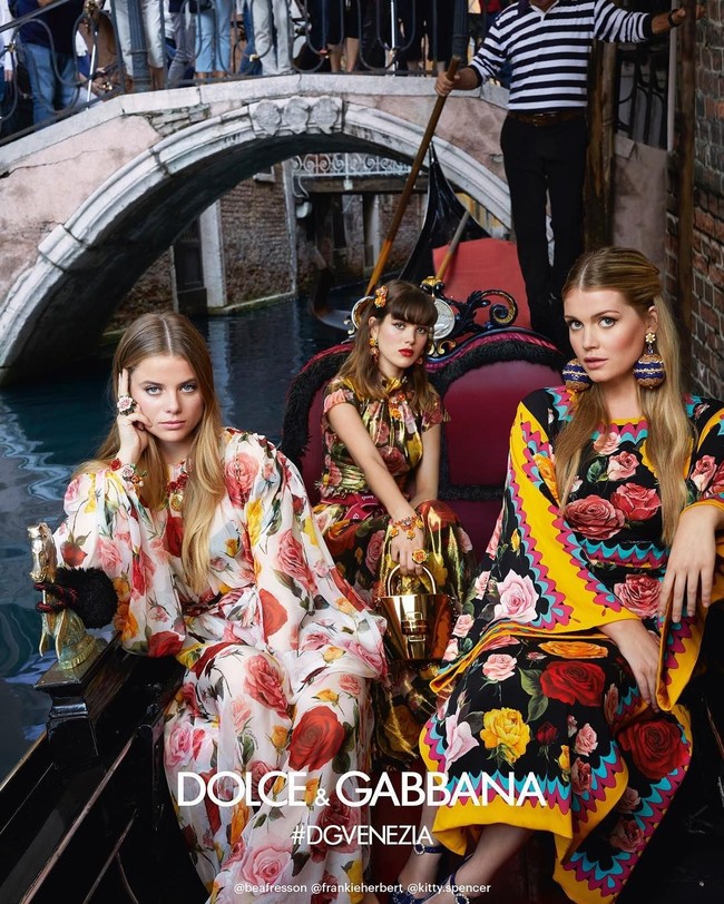 Penampilan Lady Kitty Spencer dibalut rancangan musim semi 2019 Dolce & Gabbana di Milan Fashion Week. Ia bahkan sepanggung dengan aktris senior Monica Bellucci dan Carla Bruni menjadi model runway. Foto: Instagram @kitty.spencer