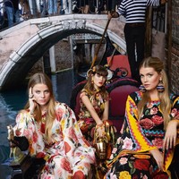 Penampilan Lady Kitty Spencer dibalut rancangan musim semi 2019 Dolce & Gabbana di Milan Fashion Week. Ia bahkan sepanggung dengan aktris senior Monica Bellucci dan Carla Bruni menjadi model runway. Foto: Instagram @kitty.spencer