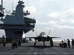 Kapal Induk Tercanggih Inggris Unjuk Kekuatan dengan Jet F-35