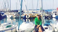 Berlatar pelabuhan, ini Honey saat liburan ke Slovenia. (honey_lee32/Instagram)