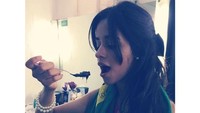 Makan lelehan cokelat di dalam mangkuk yang penuh, Camila terlihat lahap dan semangat menyantapnya. Terbukti nih, kalau Camila tak takut gemuk. Foto: Instagram @camila_cabello