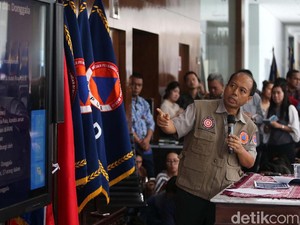 BNPB Pastikan Gelombang Tinggi Anyer Tak Terkait Letusan Anak Krakatau
