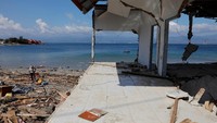 Warga pun terlihat menyisir reruntuhan rumah mereka mencari barang-barang berharga atau sanak keluarga yang tertinggal di pantai tersebut. Beawiharta/Reuters.