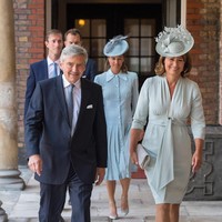 Ayah Kate Middleton, Michael, saat menghadiri pembaptisan cucunya, Pangeran Louis, pada Juli 2018. Menurut kalian mereka berdua mirip? (Foto: Dominic Lipinski - WPA Pool/Getty Images)