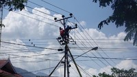 Selain recovery untuk Palu, PLN juga sedang memobilisasi 7 genset ke Donggala dan Sigi untuk memberikan penerangan di sejumlah titik terutama tempat-tempat pengungsian dan Rumah Sakit.