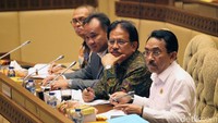 Menteri Agraria dan Tata Ruang Sofyan Djalil bersama jajarannya mengikuti rapat kerja dengan Komisi II DPR RI di Komplek Parlemen, senayan, Jakarta, Senin (1/10/2018).