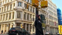 Berfoto dengan latar tanda jalan di New York City, kenapa enggak? (honey_lee32/Instagram)