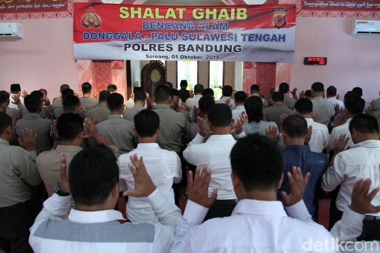 Polres Bandung Gelar Salat Gaib untuk Korban Gempa Sulteng Polres Bandung Gelar Salat Gaib untuk Korban Gempa Sulteng