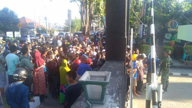Warga Palu Berdesakan Menunggu Bantuan