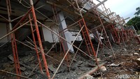 Terlihat konstruksi bangunan di belakang Pasar Skouw masih dalam proses pengerjaan.
