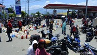 Warga membawa sejumlah jerigen untuk menampung BBM.