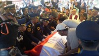 Prosesi pemakaman Agung dilakukan secara kedinasan sebagai petugas ATC. Pemakaman Agung diwarnai isak tangis keluarga saat peti jenasah dimasukkan ke liang lahat. 