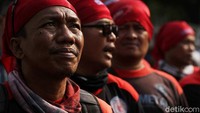 Massa dari sejumlah buruh di beberapa daerah hadir untuk menolak diadakannya IMF.