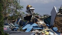 Menara masjid miring akibat gempa.