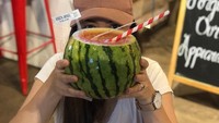 Sama seperti wanita kebanyakan, Casey kerap membagikan momen kulinerannya lewat akun Instagram pribadinya. Ini dia salah satunya pose kocaknya saat kulineran. Saat itu, ia meminum jus semangka di Gansevoort Market, New York. Foto: Instagram caseykathleen_