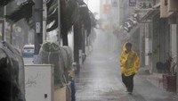 Topan Trami menghantam beberapa wilayah di Jepang sejak Sabtu (29/9/2018) lalu. Hujan deras disertai angin kencang membuat sejumlah aktivitas warga terganggu. Kyodo/via Reuters.
