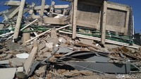 Hampir seluruh bangunan di kawasan Maesa, Kelurahan Lolu Timur, ini ambruk saling menumpuk.