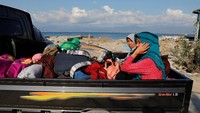 Sejumlah warga pun tampak membawa berbagai peralatan dan barang-barang berharga menggunakan mobil untuk dibawa ke pengungsian. Beawiharta/Reuters.