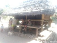 Warga komunitas Wetu Telu sedang berkumpul (Harianto/detikTravel)