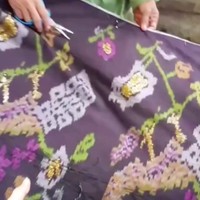 Menariknya, tenun donggala yang terbuat dari benang sutra ini juga dihiasi aksen keemasan yang meninggalkan kesan mewah. Lama pembuatan tenun donggala bervariasi, tergantung bentuk motifnya. Ada yang dalam harian, bahkan bisa pula hingga berbulan-bulan. (Foto: Instagram/@didietmaulana)