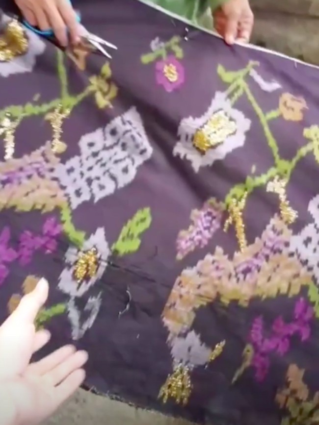 Menariknya, tenun donggala yang terbuat dari benang sutra ini juga dihiasi aksen keemasan yang meninggalkan kesan mewah. Lama pembuatan tenun donggala bervariasi, tergantung bentuk motifnya. Ada yang dalam harian, bahkan bisa pula hingga berbulan-bulan. (Foto: Instagram/@didietmaulana)