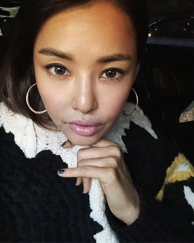 Dalam postingan foto terbarunya, Honey Lee memamerkan foto selfie dan menulis caption, Aku berubah menjadi ggamsi uhnni (kakak berkulit gelap) setelah beberapa kali beraktivitas di luar ruangan. Foto: Instagram/@honey_lee32