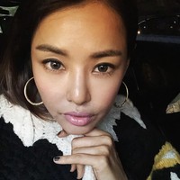 Dalam postingan foto terbarunya, Honey Lee memamerkan foto selfie dan menulis caption, Aku berubah menjadi ggamsi uhnni (kakak berkulit gelap) setelah beberapa kali beraktivitas di luar ruangan. Foto: Instagram/@honey_lee32