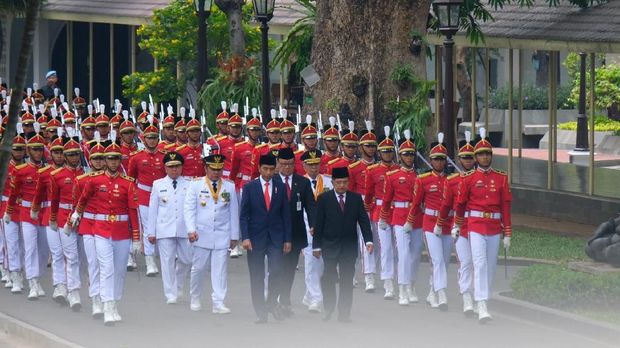 Kirab sebelum pelantikan gubernur di Istana.