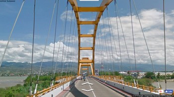Jembatan Kuning diresmikan pada tahun 2006. Jembatan tersebut merupakan jembatan lengkung pertama yang ada di Indonesia, dan merupakan jembatan lengkung ketiga yang ada di dunia setelah jembatan lengkung yang ada di Jepang dan Perancis. Foto: Screenshoot Google Street View