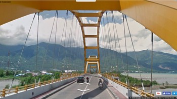 Pemandangan yang indah tersaji saat melewati jembatan ini menuju Donggala dari Palu. Foto: Screenshoot Google Street View