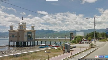 Ini potret wajah Masjid Apung Palu yang dapat dilihat di Street View kepunyaan Google, sebelum dihantam tsunami, Jumat kemarin. Foto: Screenshoot Google Street View