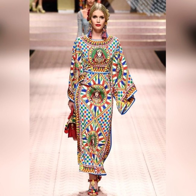 Aksi lain Kitty menjadi model Dolce & Gabbana di musim semi 2018. Pemotretan ini mengambil tempat di Venice, Italia. Foto: Instagram @kitty.spencer
