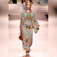 Aksi lain Kitty menjadi model Dolce & Gabbana di musim semi 2018. Pemotretan ini mengambil tempat di Venice, Italia. Foto: Instagram @kitty.spencer