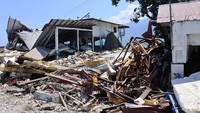 Rumah-rumah di tepi pantau luluh lantak.
