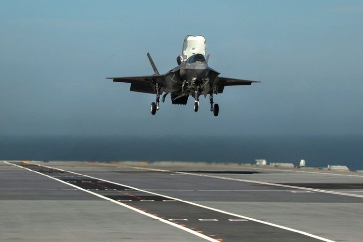 Pesawat HMS Queen Elizabeth Pesawat HMS Queen Elizabeth