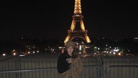 Liburan ke Paris, Dara tak lupa untuk berfoto layaknya turis dengan latar Menara Eiffel. (daraxxi/Instagram)