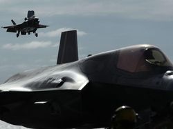 Kapal Induk Tercanggih Inggris Unjuk Kekuatan dengan Jet F-35