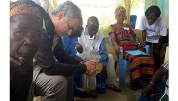 Mourinho pun tampak sudah berada di Afrika untuk berdoa atas kesengsaraan yang menimpa dirinya dan MU. Foto: Istimewa