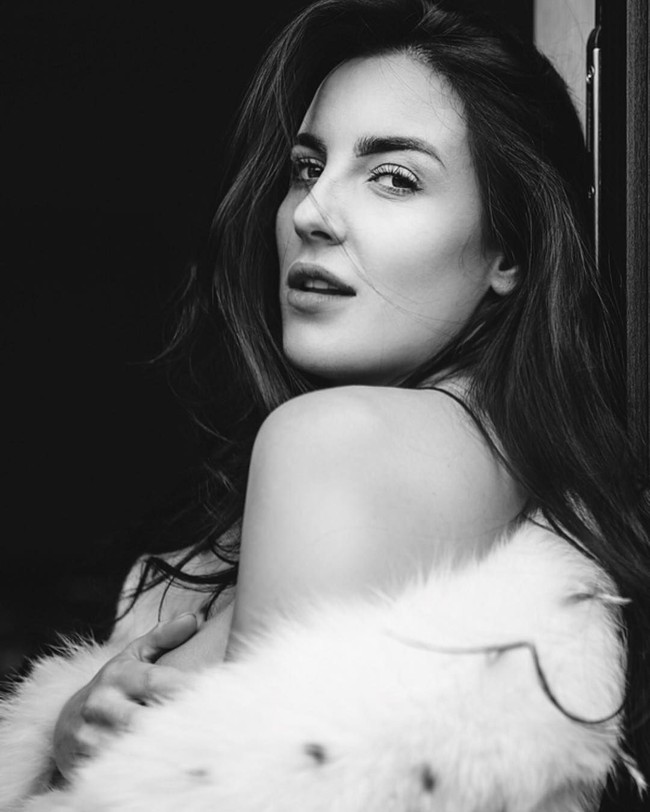 Kate Woodcock seorang model dan gadis payung di Formula One tewas secara mengenaskan. Kate yang biasa berhadapan dengan mobil-mobil balap tewas secara miris di dalam mobil BMW-nya.  Foto: Instagram @kate_woodcock