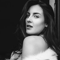 Kate Woodcock seorang model dan gadis payung di Formula One tewas secara mengenaskan. Kate yang biasa berhadapan dengan mobil-mobil balap tewas secara miris di dalam mobil BMW-nya.  Foto: Instagram @kate_woodcock
