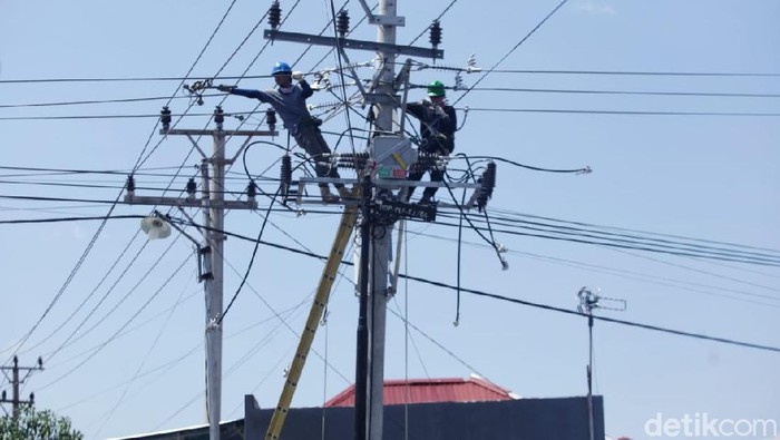 Petugas memperbaiki gardu listrik di Palu Barat, Sulawesi Tengah, Senin (1/10/2018). Gardu tersebut rusak akibat gempa bumi kemarin.