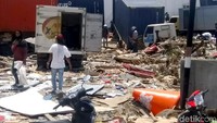 Mereka mendatangi pusat pergudangan itu untuk mencari barang-barang yang masih dapat digunakan, mulai dari seng hingga cat dan tripleks.