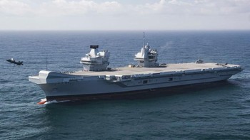 Kapal ini memiliki dek pendaratan seluas 16.000 meter persegi dan beratnya 65 ribu ton. Foto: Getty Images