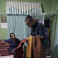 Keistimewaan dari tenun ini, warnanya yang lembut serta motif-motifnya yang terinspirasi dari aset budaya setempat, ungkap Didiet kepada Wolipop, Minggu (30/9/2018). Salah satunya, bunga atau bomba. Jajanan pasar khas Palu juga diaplikasikan sebagai motif tenun donggala. (Foto: @bernardopictura via Didiet Maulana)