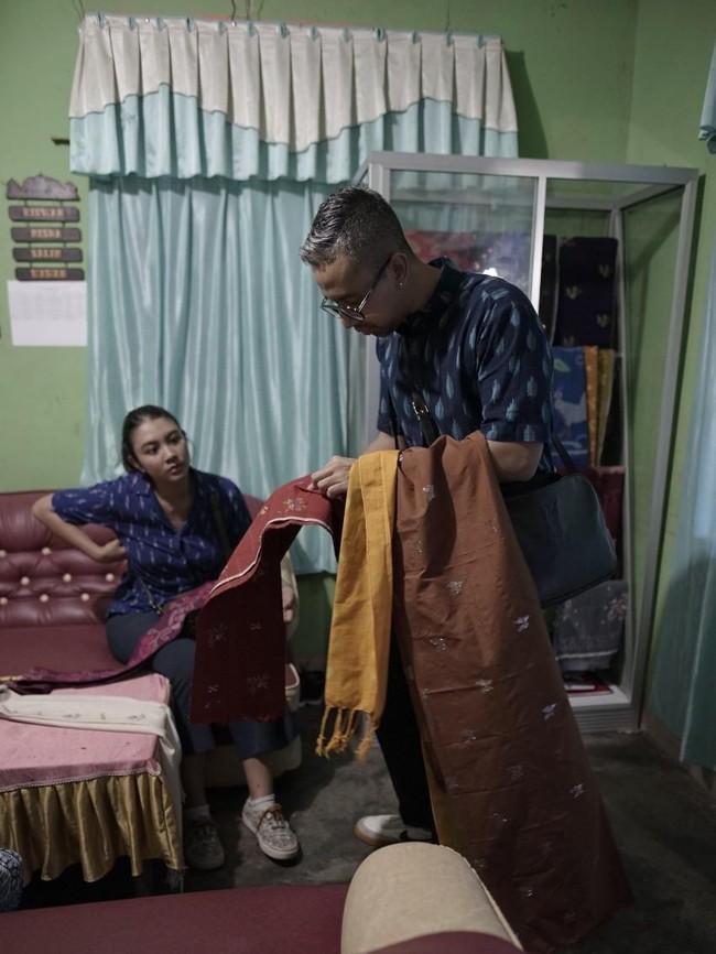 Keistimewaan dari tenun ini, warnanya yang lembut serta motif-motifnya yang terinspirasi dari aset budaya setempat, ungkap Didiet kepada Wolipop, Minggu (30/9/2018). Salah satunya, bunga atau bomba. Jajanan pasar khas Palu juga diaplikasikan sebagai motif tenun donggala. (Foto: @bernardopictura via Didiet Maulana)