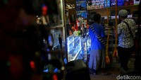 Seorang warga Papua Nugini saat berbelanja kebutuhan elektronik di salah satu toko.