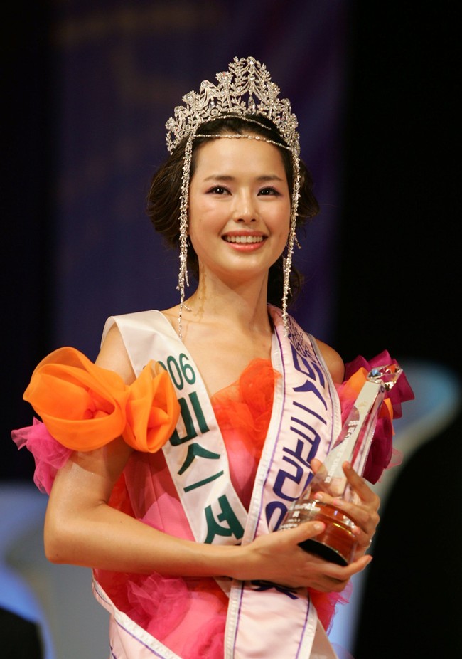 Honey Lee memiliki nama asli Lee Hanee. Ia mewakili Korea Selatan di Miss Universe 2007 di Meksiko. Wanita 35 tahun ini pun sukses menempati tempat runner-up ke-3 di ajang tersebut. Foto: Getty Images